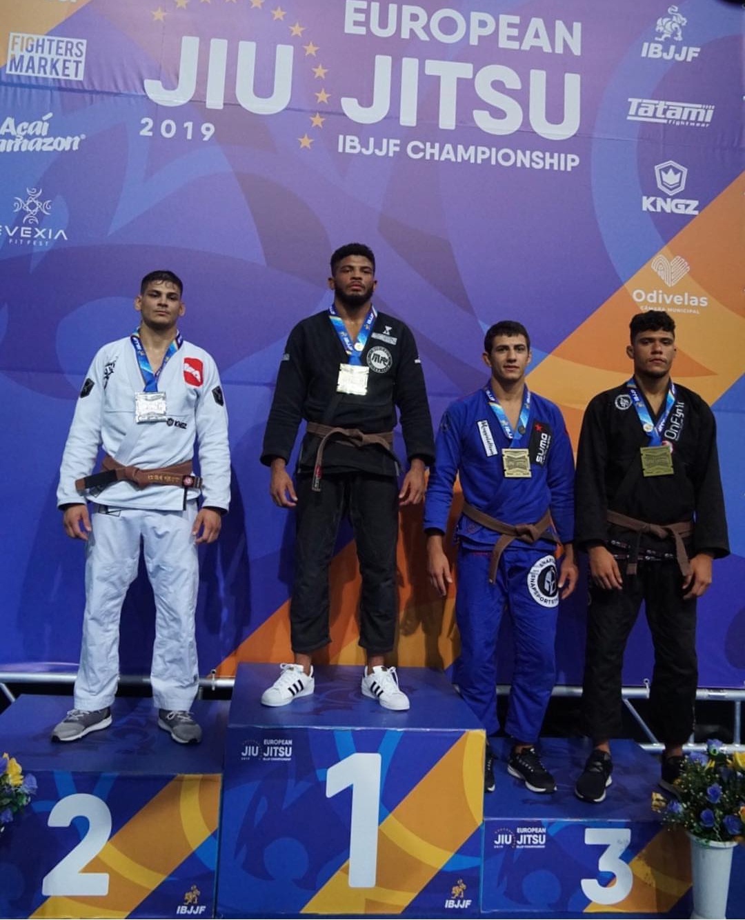 Lucas Gualberto no topo do pódio, após vencer Jonathas Gracie