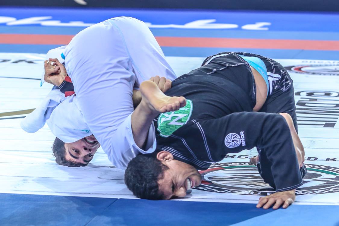 Ribamar usa o armlock para finalizar o adversário em foto de Ivan Trindade