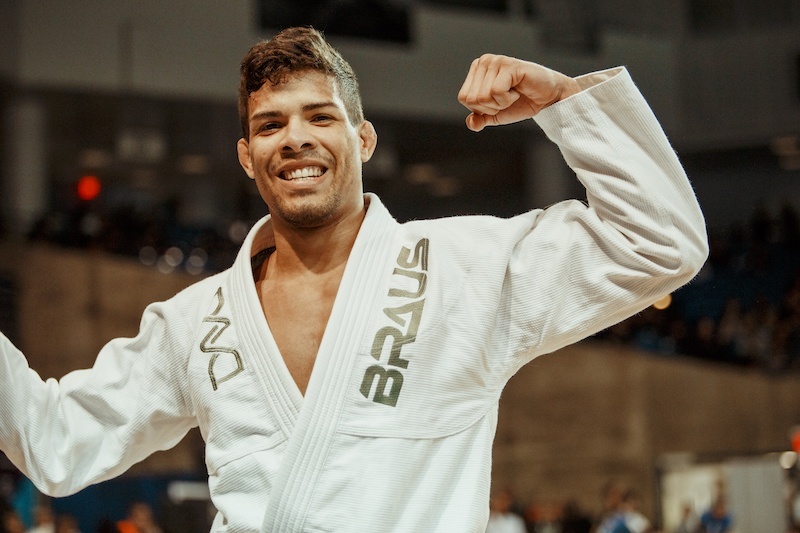 Léo comemora mais uma vitória no Jiu-Jitsu