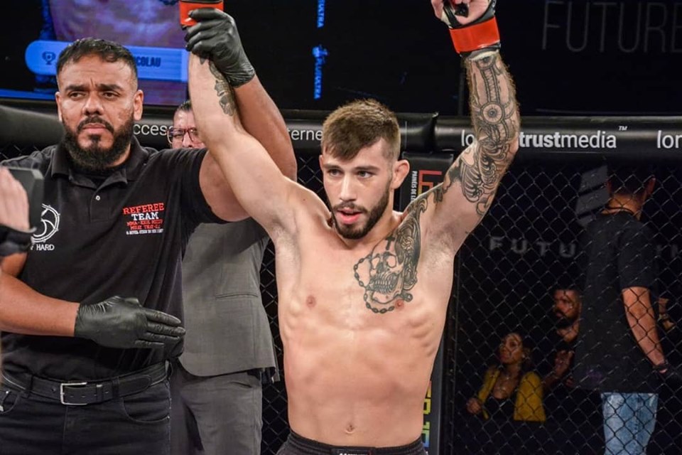 matheus nicolau braço levantado