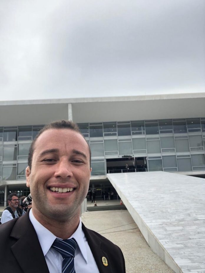 Vitor em seu antigo trabalho em Brasília