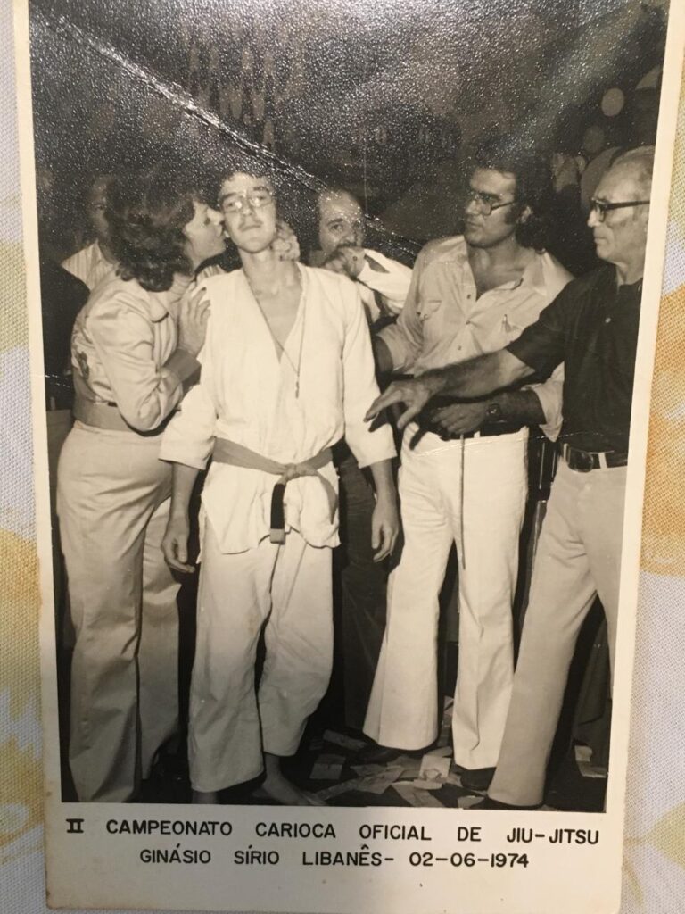 Após a segunda vitória sobre Rickson, Rozental recebeu a medalha de ouro das mãos de Hélio Gracie