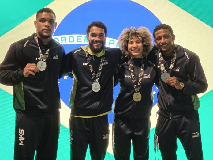 Carregou aí 📸 Porque essa foto vem PESADA de conquista! 🥊🥇🥈 Medalhistas do Mundial de Boxe,