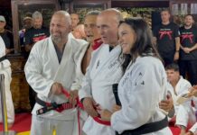 Zé Moraes é promovido a faixa vermelha por Relson Gracie