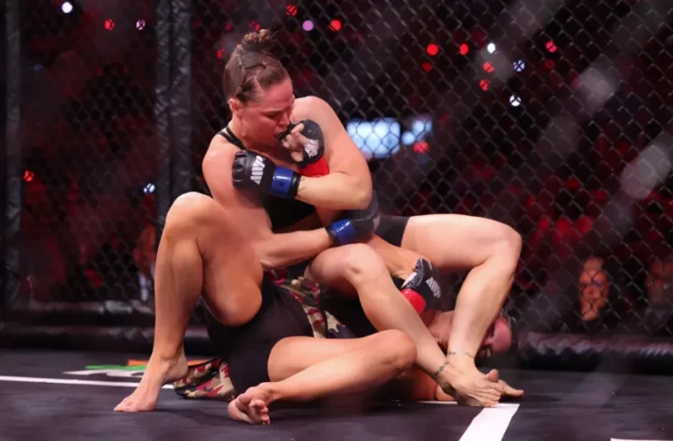 Ronda Rousey finaliza Gina Carano em 17 segundos