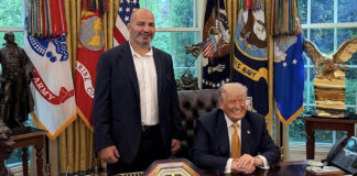 Glover: “Quem diria que o imigrante deportado um dia tomaria café com Donald Trump?” Glover Trump